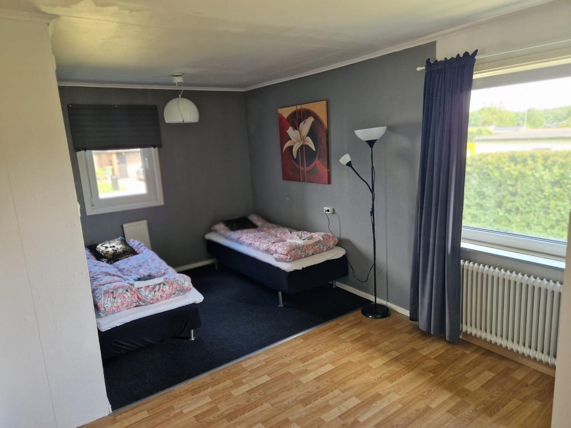 Med Egen Parkering. Moejlighet Att Boka Fran 1 Och Upp 5 Personer. Villa