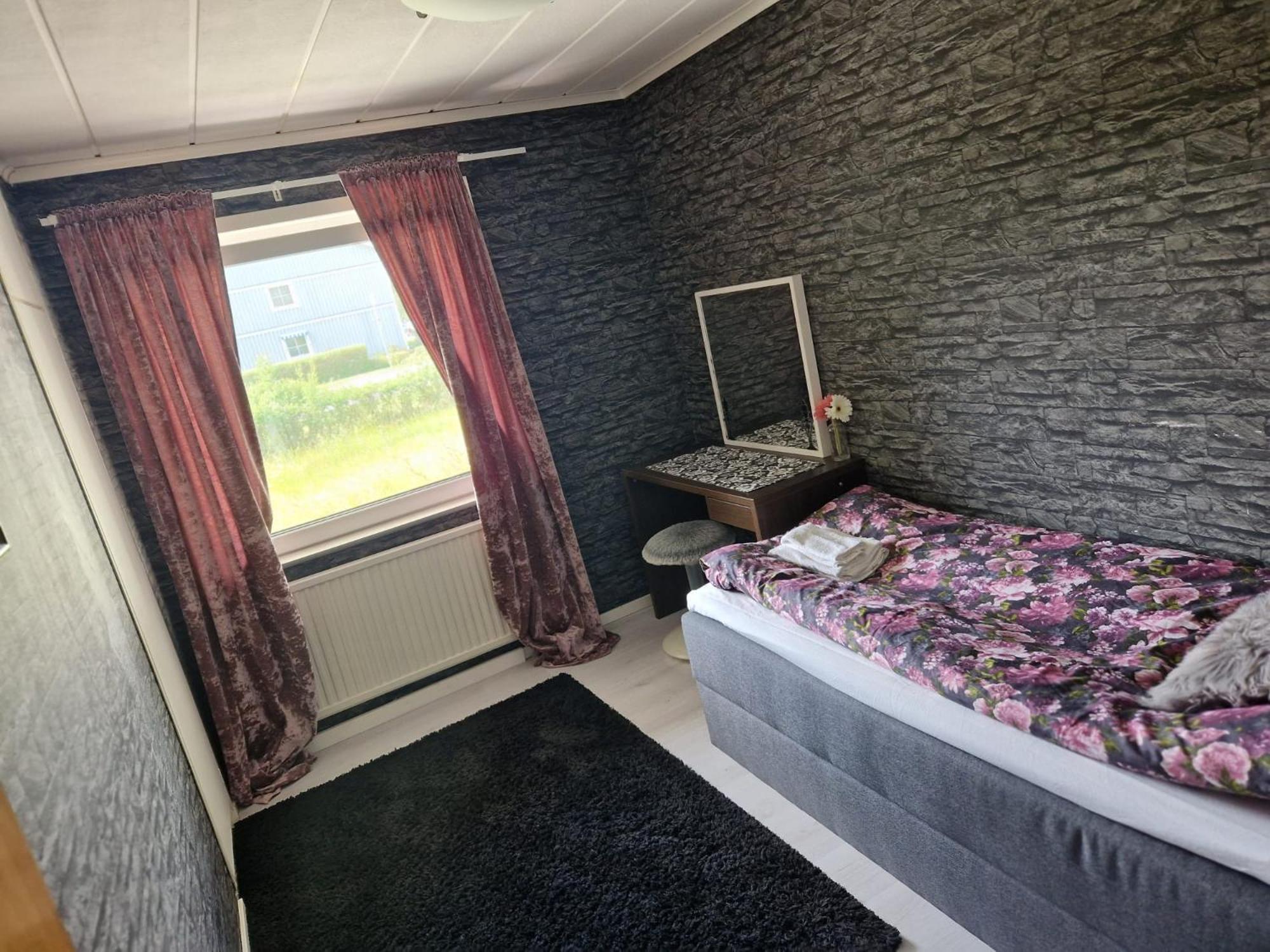 Med Egen Parkering. Moejlighet Att Boka Fran 1 Och Upp 5 Personer. * Orebro
